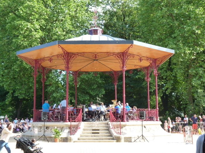 Dieses wunderschöne Violine- und Klavierduett wird unter dem Pavillon spielen, um Ihr Gehör zu erfreuen.