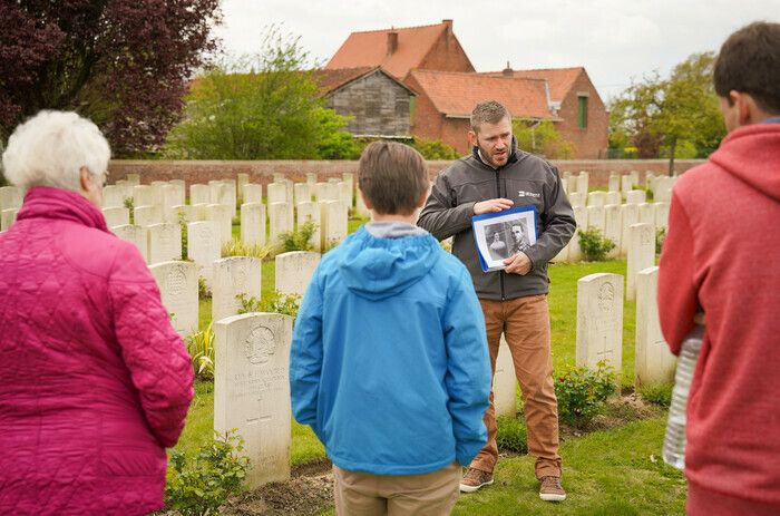 Le Musée de la Bataille de Fromelles propose une visite guidée du Cimetière Militaire de Pheasant Wood sur la thèmatique des soldats australiens aux origines non britanniques.