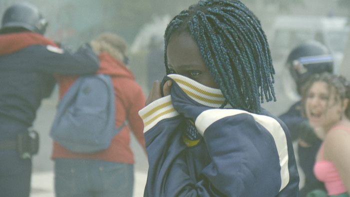 Dans l’oeil d’Adja. Ses 18 ans qui brûlent du désir de vivre intensément. Sa banlieue lointaine ou s’enlacent bitume et champs. Une amie qui brille. Un frère qui vacille. Un amour ...