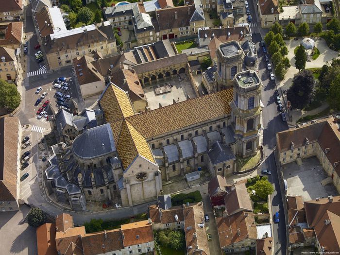 Visite libre (hors cérémonies) de la cathédrale Saint-Mammès, édifice construit dans la deuxième moitié du XIIe siècle.