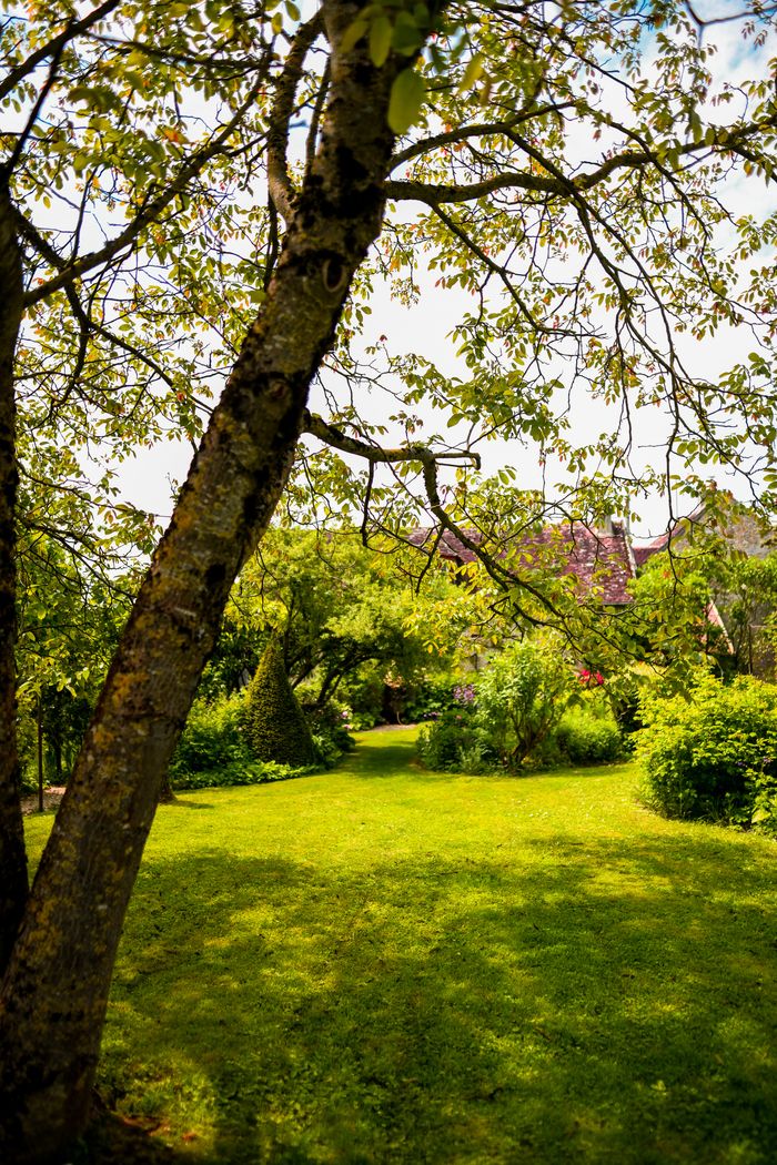 Der ummauerte Garten, privater Garten der Inspiration "Großmutters Garten" wird Sie die Freude an einfachen Freuden im Garten, den Duft von Blumen, den guten Geschmack von Gemüse mit Geschmack kultivi