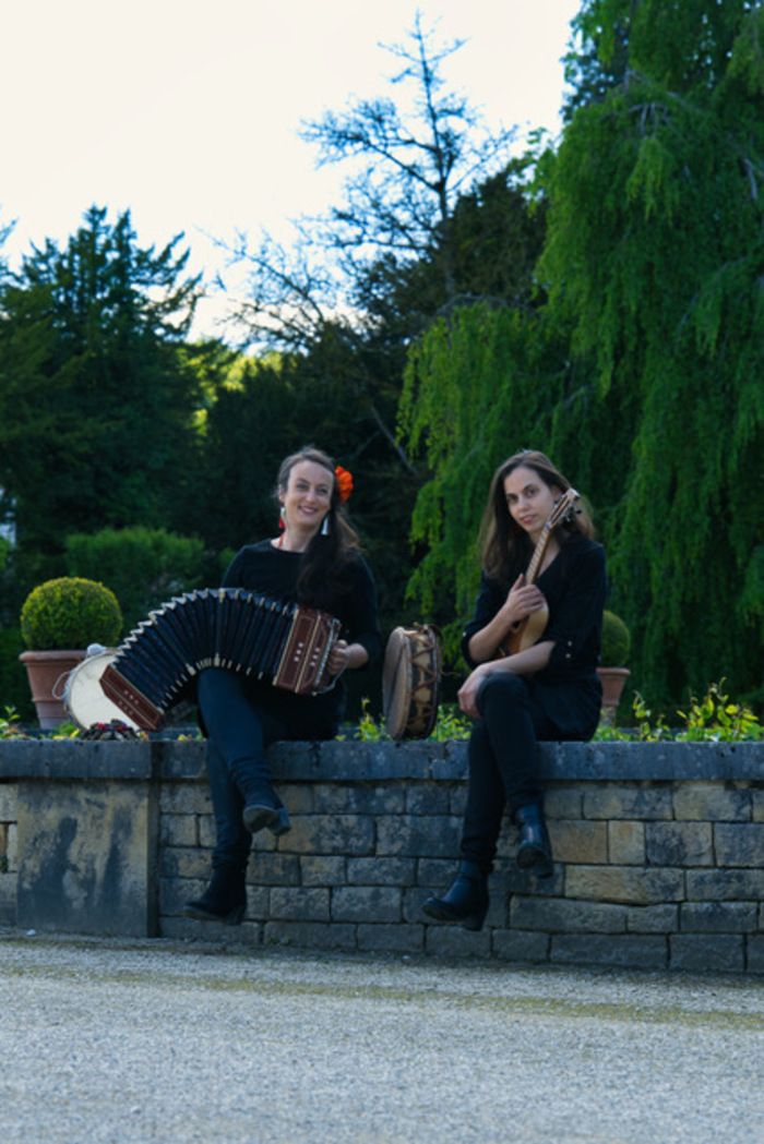 Las Famatinas, trois femmes, chanteuses et instrumentistes, invitent au voyage vers l’Argentine avec ses rythmes et sa poésie.