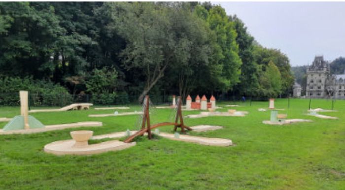 Orientierungsspiel für Familien; Besuch des Parks; Bootsfahrt und Minigolf.