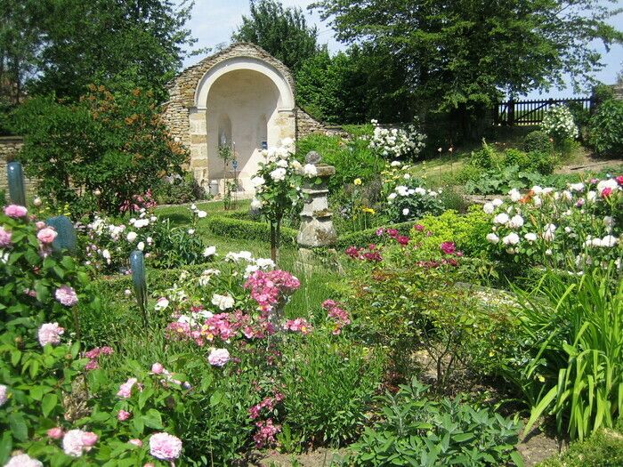 Anlässlich des Gartentreffens entdecken Sie dieses alte Pfarrhaus und seinen Pfarrgarten, der sich über ca. 1.300 m² erstreckt. Es liegt am Rande des Regionalparks Morvan. Des Sim...