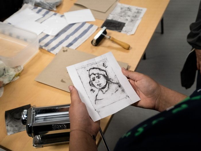 Par l'artiste Malijo : réalisez vos portraits de résistant(e)s en découvrant des techniques de gravure et d'encrage faciles à reproduire, à base de matériaux de récupération, dans la lignée des métho…