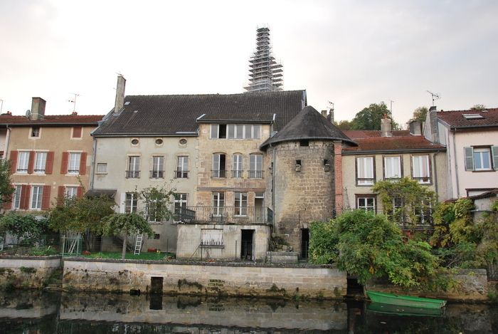 Remontez le temps et pénétrez dans la cité médiévale qu'a connu le célèbre Jean de Joinville ! Visible depuis le quai des Peceaux, cette tour du XIIIe siècle est le vestige le mieux conservé de l'enc…