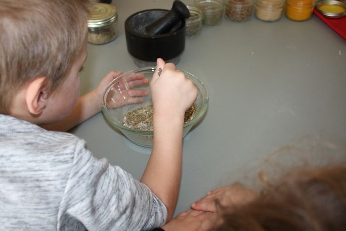 Un atelier familial pour découvrir les habitudes alimentaires des Romains et concocter deux recettes romaines à déguster au musée ou à emporter à la maison.