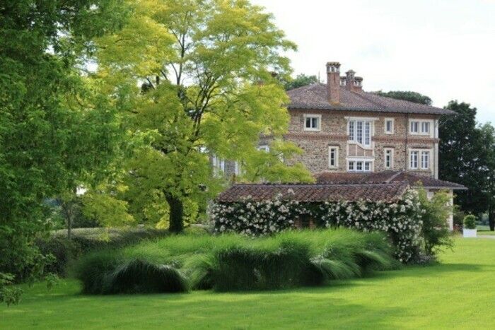 Das Schloss von L'Auneau ist ein Gebäude aus dem späten 19\. Jahrhundert, das vom Architekten Joseph Libaudière im Auftrag von Professor Édouard Grimaux erbaut wurde. Im Besitz der Familie David seit