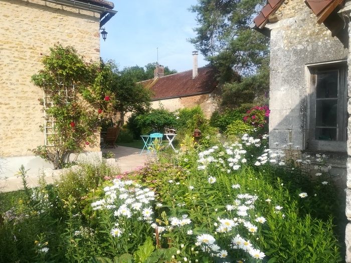 Anlässlich der «Rendez-vous aux jardins 2024» entdecken Sie diesen Garten, sehr blumig und bewaldet, umgeben von Mauern auf 700 m² im Dorfzentrum. Sie können auch die Tischausstellung besuchen...