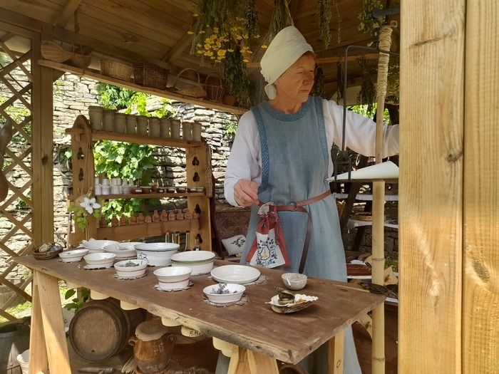 Visitez l'herboristerie datant du XIIIeme siècle et son jardin, où vous apprendrez ce que l'on mange selon son rang, comment on se soigne, les plantes dans le quotidien, ainsi que les croyances...