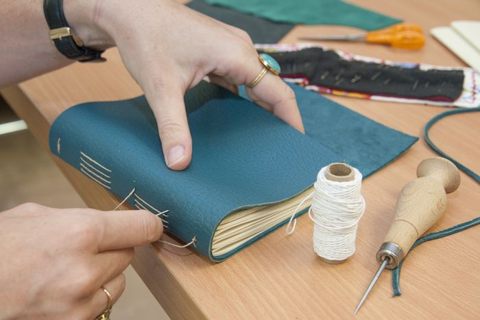 Avant la Nuit de la Lecture, nous mettons les livres à l'honneur. Voici un nouvel atelier créatif autour de la reliure pour apprendre à fabriquer votre carnet avec une couverture en cuir !