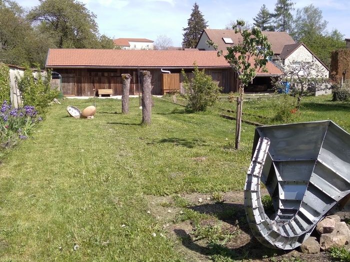 Entdecken Sie den Garten des Geigenbaues mit zwei bunten Führern!