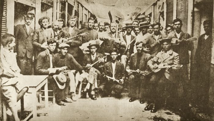 Dans le cadre du World Music Tour, la Bibliothèque Robert-Desnos accueille Ourania Lampropoulou, musicologue et virtuose du santouri.