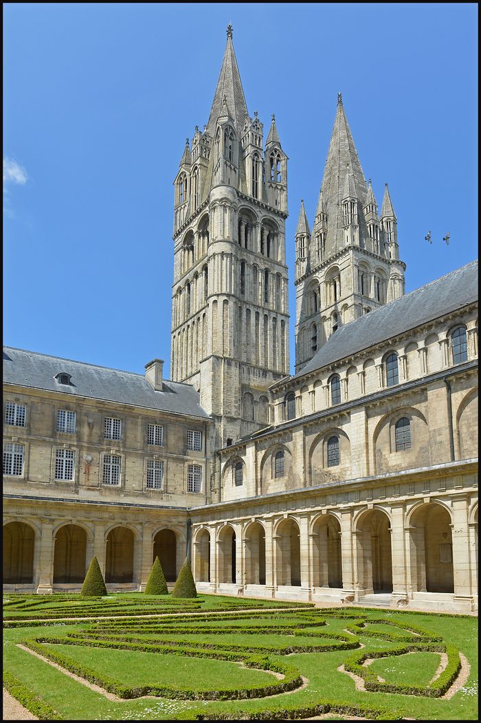 Présentation historique par les guides de l'Abbaye-aux-Hommes.