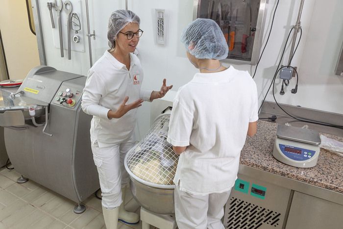 Visite de la halle de génie alimentaire d'ENILEA campus de Poligny pour une découverte de la transformation alimentaire et de la qualité, les métiers et les formations associés !