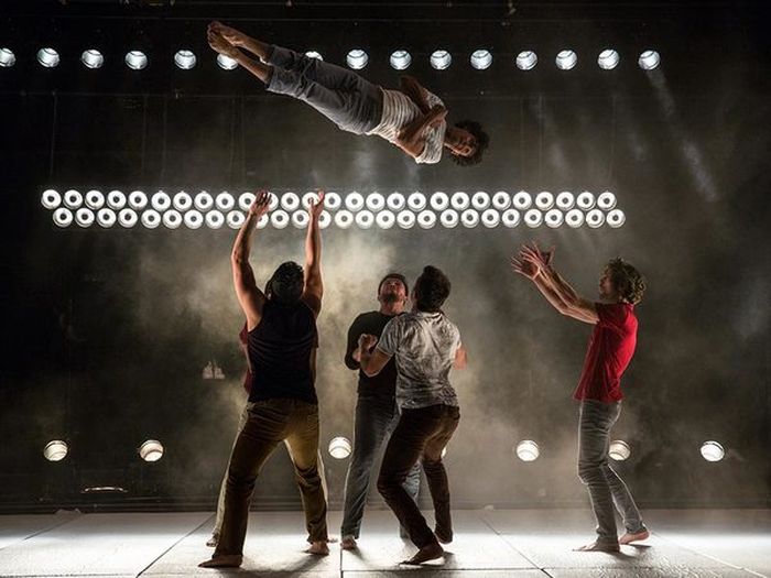 Six acrobates d’origine colombienne célèbrent la fraternité dans un spectacle où le corps fait langage.