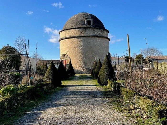 Rendez-vous dans le parc du château Lescombes pour une visite sensorielle à la découverte de la vie d'autrefois : constructions et matériaux, métiers, outils et plantes cultivées sont au programme.