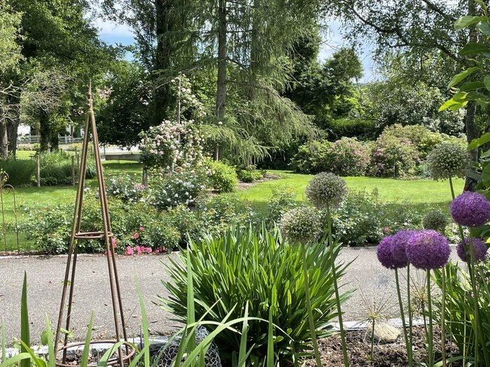 Kunsthandwerk, Verkostung und Sylvotherapie-Workshop in einem großen Garten