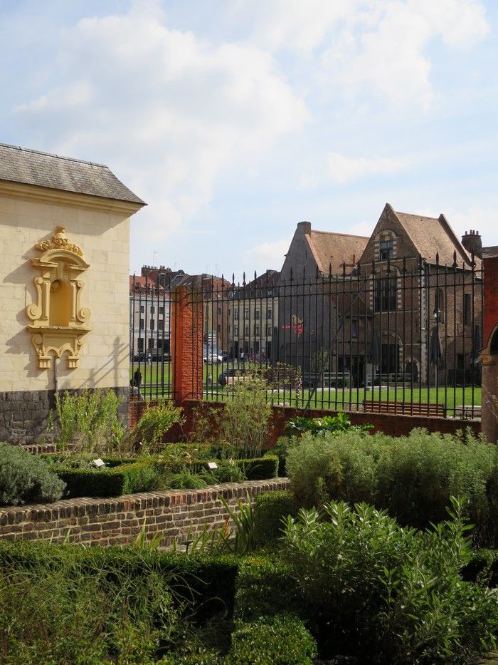 Profitez d'une escale au musée de l'Hospice Comtesse pour participer à un atelier nature au détour du jardin médicinal. Une aventure à mener les sens en éveil.