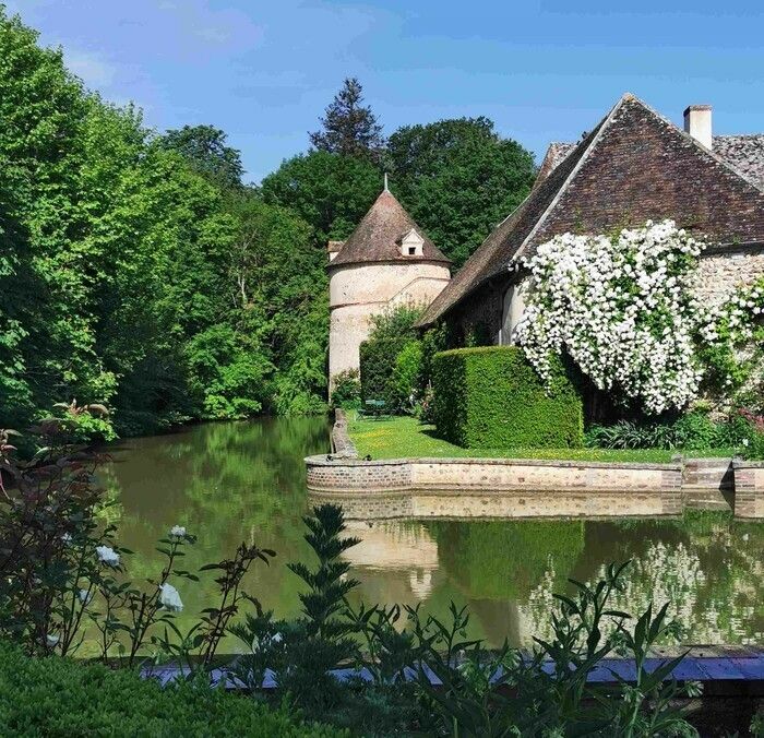 Anlässlich des Rendez-vous aux jardins entdecken Sie die Gärten des Parc Vieil, die im Geiste des französischen 18\. Jahrhunderts restauriert wurden. Hier finden Sie einen Vorgarten, einen Gemüsegarte