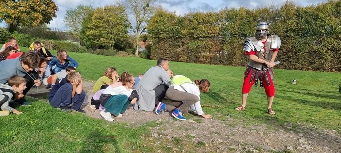 En ce jour des morts, fête romaine, les enfants sont invités à aider le musée à se débarrasser de ses fantômes encombrants.