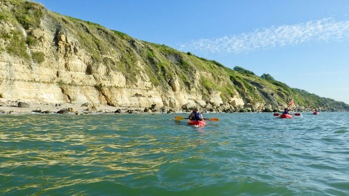 Concept Sport Emotion vous propose de découvrir, vues de la mer, les falaises des «Roches Noires» de Trouville et de Villerville.
Ce site tout en longueur démarre à l’est de Trouville-sur-Mer pour...