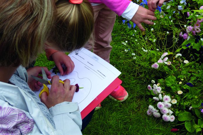 Einen Garten zu erkunden bedeutet auch, sich von den Farben der Blumen, den Gerüchen der Pflanzen, dem Gesang der Vögel oder dem Rascheln der Blätter und der Textur einer Pflanze leiten zu lassen. Las