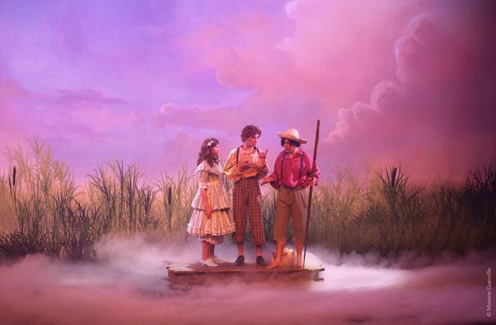 SUIVEZ TOM SAWYER ET SES AMIS DANS LEURS CÉLÈBRES AVENTURES AVEC CETTE COMÉDIE MUSICALE FAMILIALE QUI VOUS PLONGERA DANS LE MISSISSIPPI DU XIXE SIÈCLE !