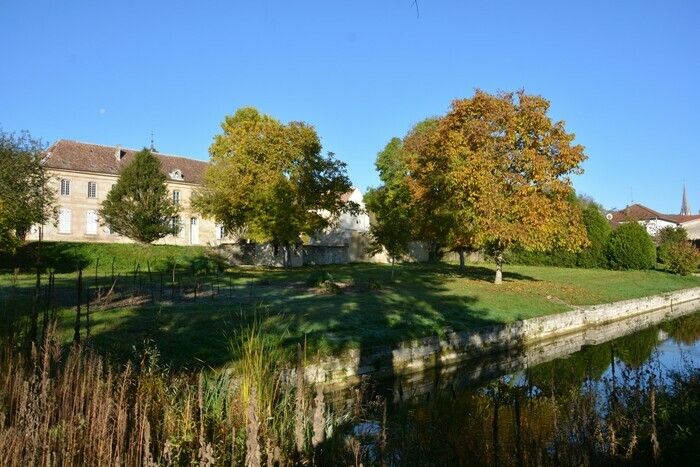 Freier Besuch eines Gartens, der lange verlassen war und seit 2019 wieder zum Leben erwacht: Fischteich, Oratorium, Gemüsegarten...