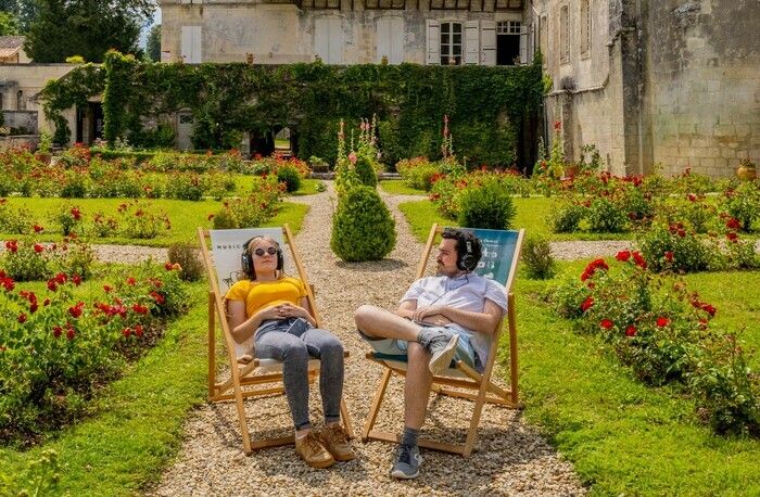 Die Abbaye aux Dames ist auch ein außergewöhnlicher Raum, in dem sich die Schönheit der Architektur mit den Grünflächen verbindet. Unsere Gärten sind zu einem Projekt des Teilens mit den Bewohnern gew