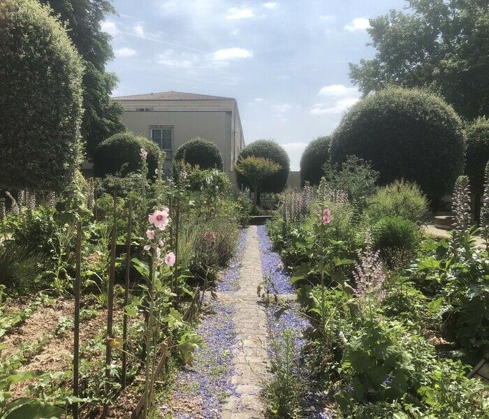 Im Mittelalter kultivierten die Damen der Abtei viele Pflanzen, um die Küche zu aromatisieren, sich zu heilen oder die Natur zu betrachten. Die Gärtner von Bellerive...