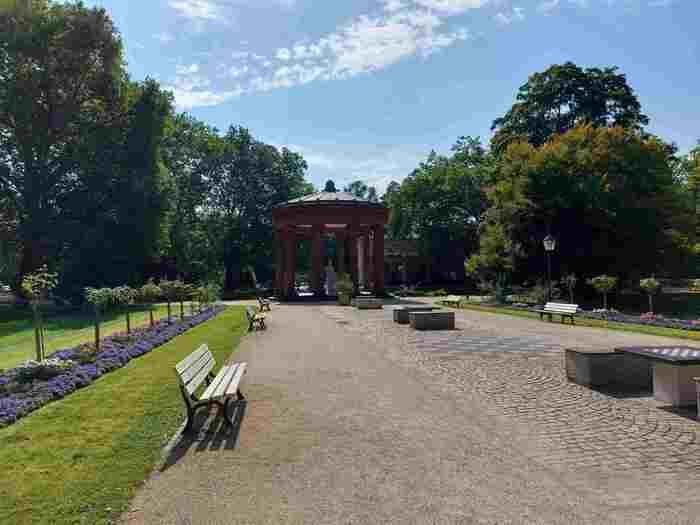 Der Kurpark Bad Homburg lädt zu einer spannenden Führung durch die historischen Gartenanlagen des Parks ein mit Sinneseindrücken und Anekdoten aus aller Welt.