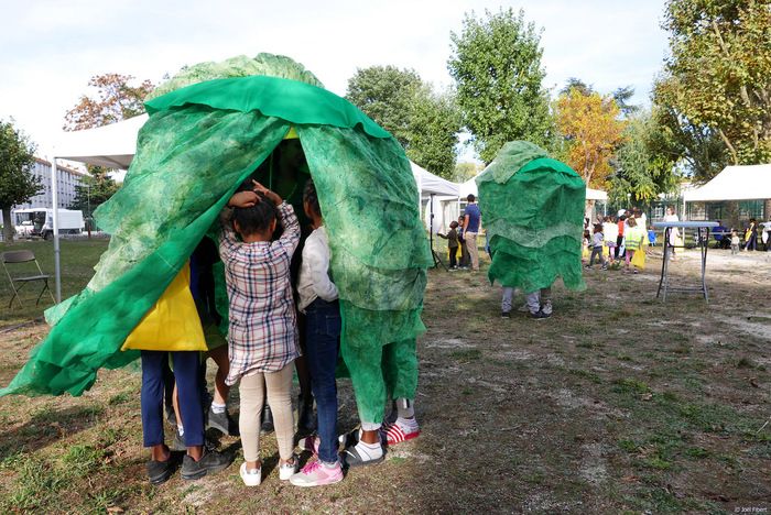 SPECTACLE / Forme déambulatoire légère, La Patrouille de Parapluies Verts sera dans le Parc des Beaumonts pour raconter des histoires courtes sur nos rapports avec Dame Nature !