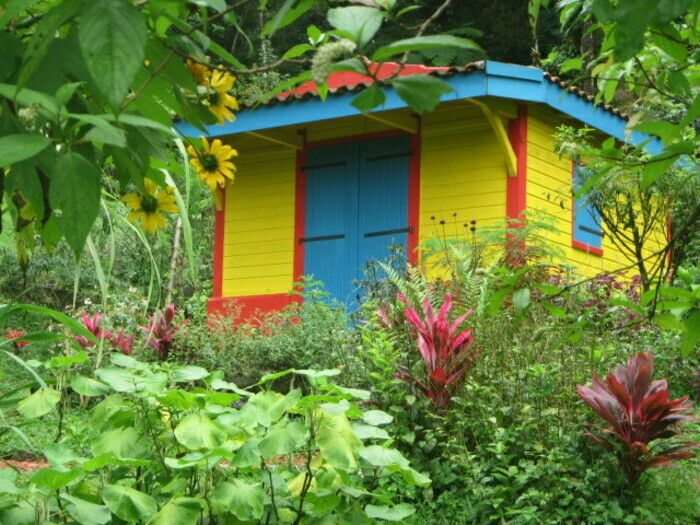 Führungen durch den ethnobotanischen Garten der Domaine d'Emerald, um die fünf Sinne zu wecken: sehen, berühren, riechen, hören, schmecken...