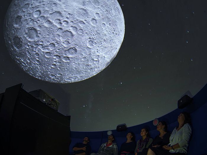 Une soirée dédiée à l'astronomie pour s'initier à cette discipline au sein du planétarium du Paléospace et trouver réponse aux nombreuses questions liées à notre voûte céleste.