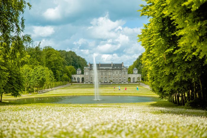 Die Domaine du Château de Seneffe besteht aus einem 22 Hektar großen Park, der einen englischen Teil und mehrere Gärten umfasst, darunter der französische Garten, der "Trois Terrasses" genannt wird, e