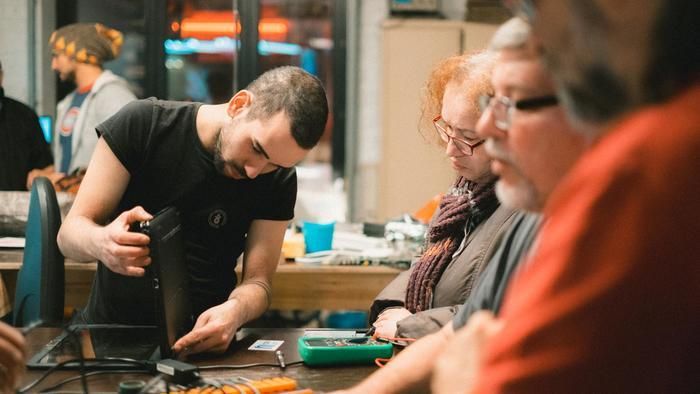 Bidouilleurs professionnels ou simple curieux, les samedis et mercredis, venez découvrir les possibilités que vous offre le Fablab !