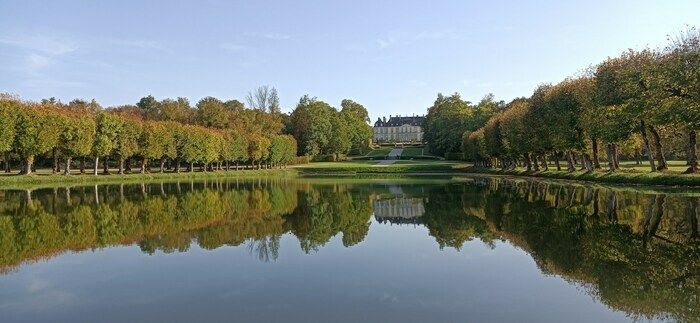 Im Sommer unter der Frische der Bäume, in der Nähe des Wassers, im Schlosspark, auf Reisen mit den Worten... Märchen, Fabeln, Gedichte, alle Wörter zum Lesen sind erlaubt.