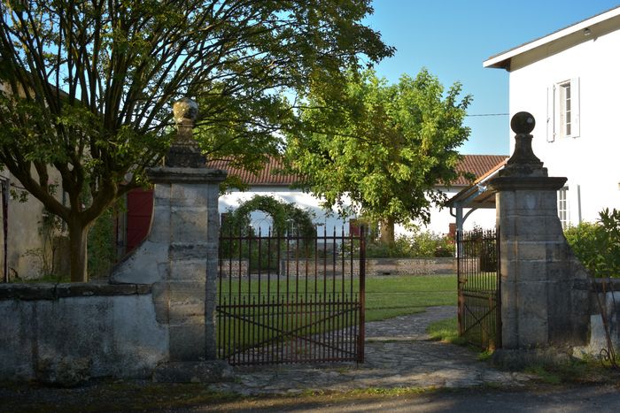 Der Besuch des Gartens ermöglicht es, abwechselnd den Rosengarten, den chalossischen Gemüsegarten, das Gebiet der Hexe und ihren Garten der Einfachen und das Kiefernholz zu entdecken.