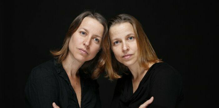 Instrumentistes, chanteuses et compositrices, Laura et Gianna Caronni forment un duo atypique de clarinette, violoncelle et voix.