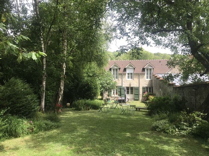 Dieser Garten, der sanft zum Wald ansteigt, befindet sich hinter einem alten Steinhaus, geschützt vor Blicken und Lärm. Es ist schön, im Schatten von Feigenbaum, Birken oder Nussbaum zu leben...