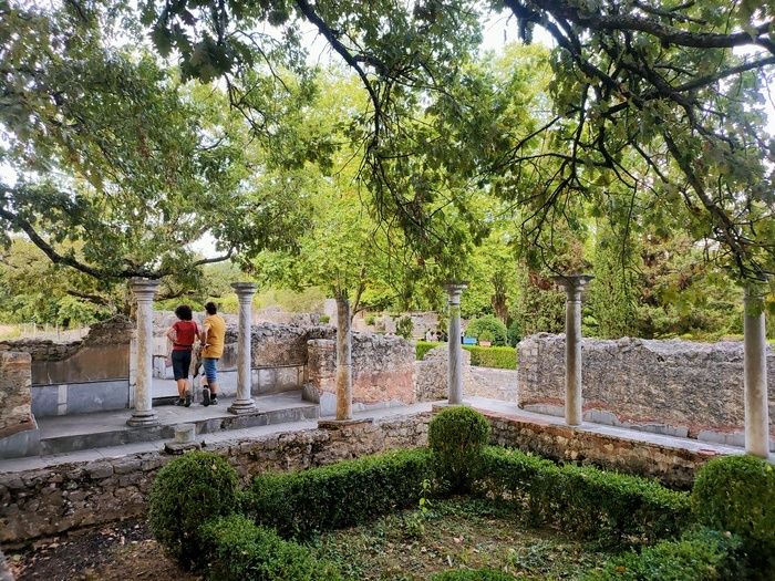 Entdecken Sie die majestätische Stätte der Villa Lassalles bei einer Tour, die die Sinne anregt!