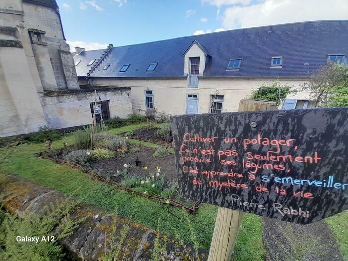 Um die Kirche St. Georg wurde ein Pfarrgarten angelegt. Hier finden Sie Gemüse, Früchte von Blumen für Blumensträuße und Heilpflanzen.