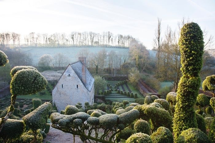 Dieser mittelalterliche Garten ist von wunderschönen Mauern aus Kastanienholz und Weinreben umgeben. Eine Sinfonie aus Grüntönen mit einem Hauch von Weiß: Vergissmeinnicht, Clematis. Der Buchsbaum, Sy