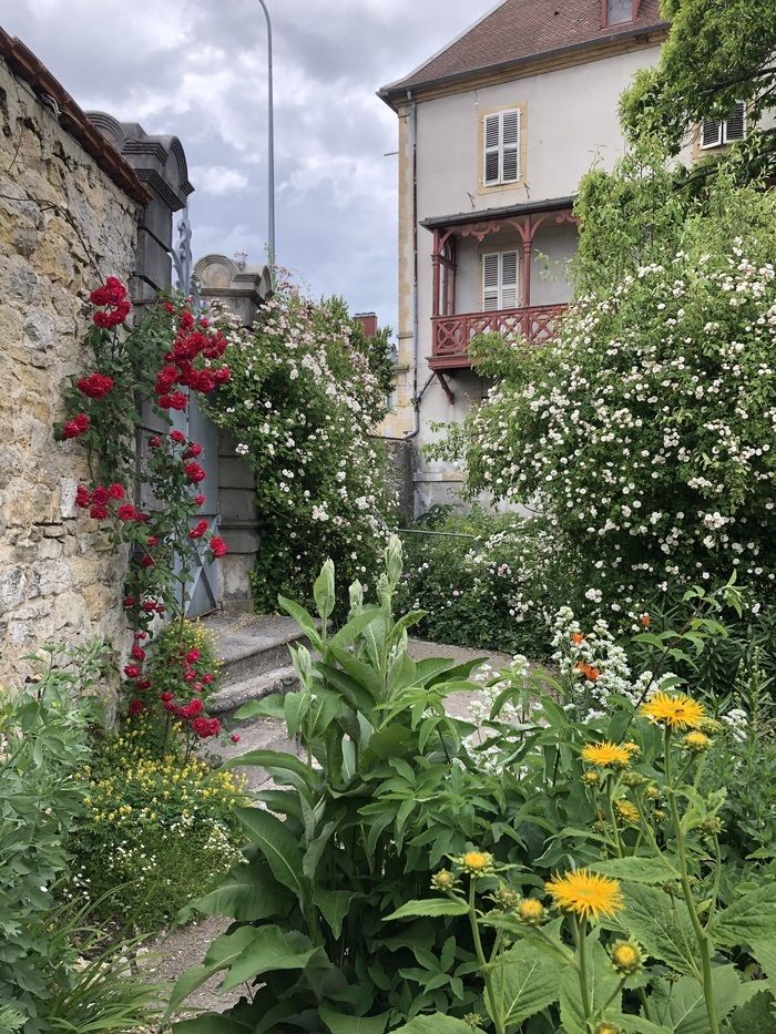 Anlässlich des Gartentreffens entdecken Sie einen alten Klostergarten aus dem 17\. Jahrhundert, der in einen städtischen botanischen Park umgewandelt wurde, der der Geschichte der Stadt Pontarlier, de