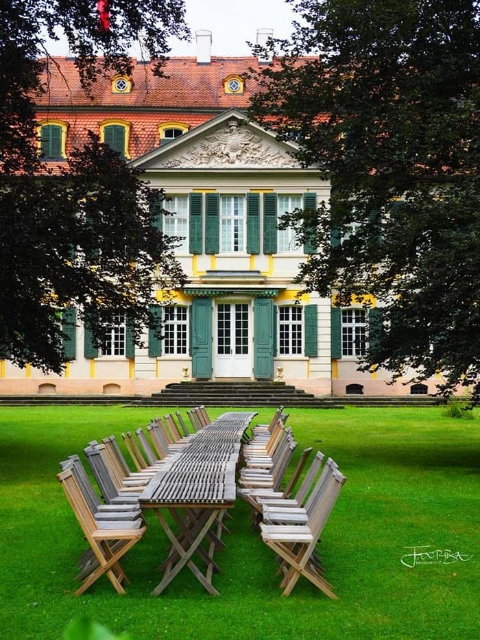 Zum Rendezvous-Motto bieten der Schlosspark Dennenlohe und das bayerische Gartennetzwerk kleinen und großen Besucher*innen wieder verschiedene Führungen an in Schloss und Park des Gartenbuchpreises.