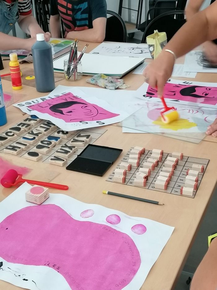 L'univers de l'artiste Malijo rencontre les collections du MDR&D pour proposer un atelier créatif d'affiche à partir de tampons, pochoirs et peintures pour petits et grands.