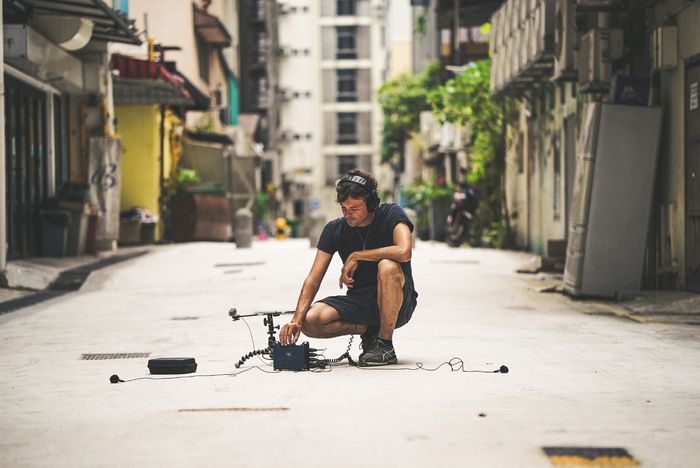 Apprenez à élaborer, tourner, écouter et monter les questions d'un micro-trottoir