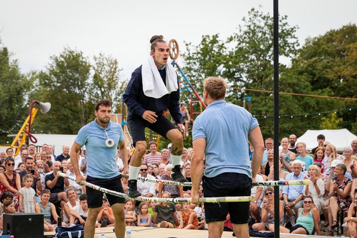 Spectacle de cirque, tout public à partir de 3 ans, par la Compagnie 15fEET6. Un anglais, un espagnol et un finlandais se rencontrent autour d’une barre russe et c'est un OVNI qui débarque à Langres…