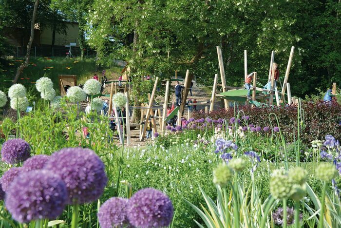 Die Gartengestalterin Cynthia Nebel lädt zur gemütlichen Auszeit inkl. Vorträge in ihren 600 qm großen, in verschiedene Bereiche gegliederten Garten ein. Bei Kaffee und Kuchen kommt man ins Gespräch.